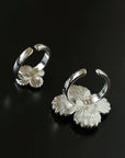 “Fortune Circle” Shell Hibiscus & Clover Ring