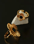 “Fortune Circle” Shell Hibiscus & Clover Ring