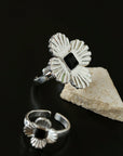 “Fortune Circle” Shell Hibiscus & Clover Ring